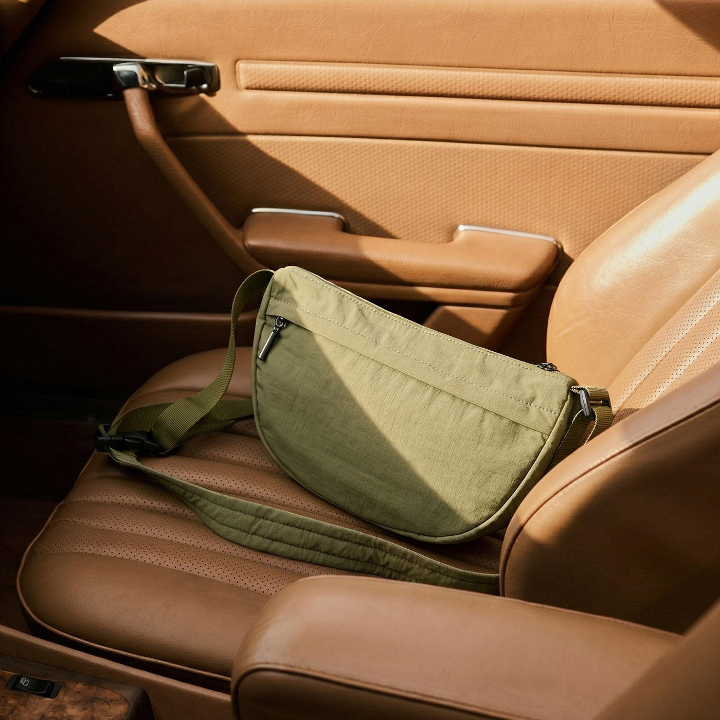 Leather Tote Bag Used for Office Commuting and Business Travel