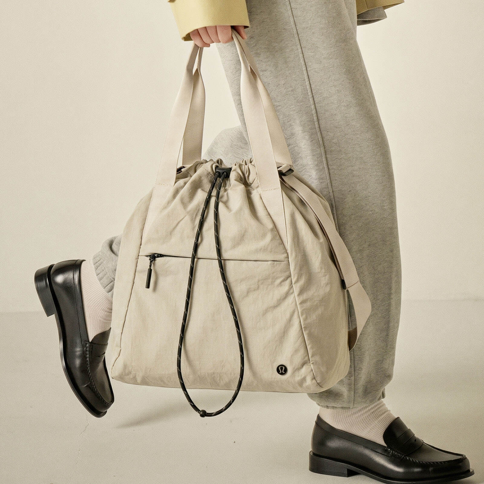 Quilted Drawstring Shoulder Bag in Beige，Waterproof Nylon
