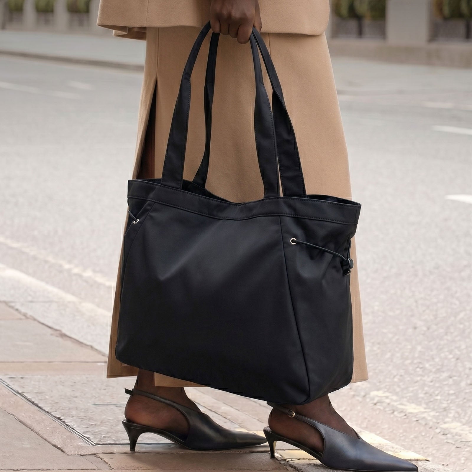 Fashion Simplicity Women Wearing Drawstring Bag in Black，Business & Shopping