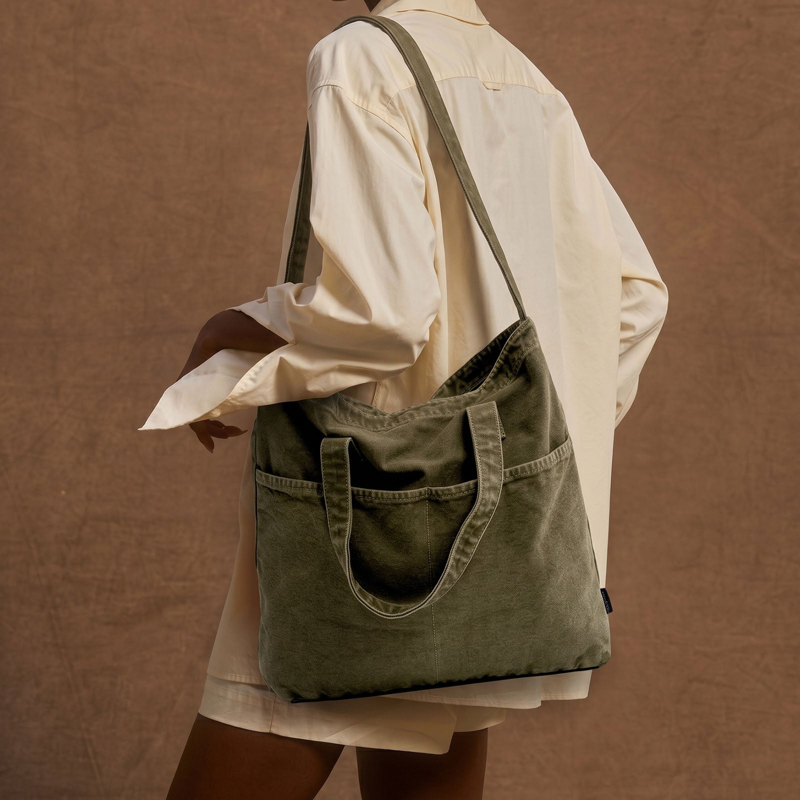 Fashion Woman Wearing Tote Bag in Green， Outdoor
